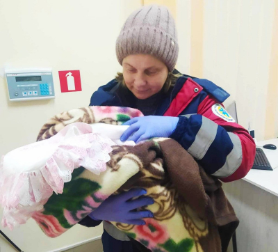 Народилася здорова дівчинка: у селі на Тернопільщині бригада швидкої прийняла пологи
