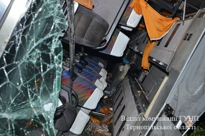 На Тернопільщині автобус з 55 пасажирами перекинувся у прірву. Є загиблі (фото)