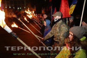 Урочистим смолоскиповим маршем сотні тернополян віддали шану Степану Бандері