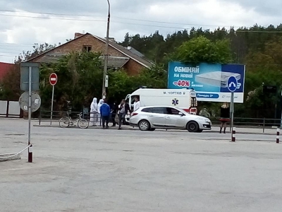 На Тернопільщині під колесами автомобіля опинилася велосипедистка (фотофакт)