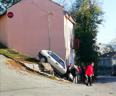 На Тернопільщині автомобіль зірвався з муру (фотофакт)