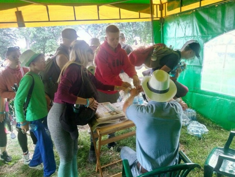 Спраглого - напоїти: Аграрна партія помагає паломникам до Зарваниці