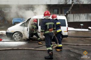 У Тернополі посеред вулиці загорівся автомобіль