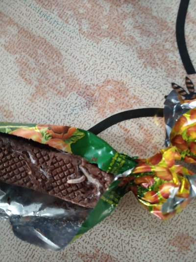 Жителька Тернопільщини придбала цукерки з ... черв’якoм (фотофакт)