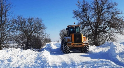 Дорожники не змогли, а аграрії розчистили: у Золотому Потоці фермери надали техніку, щоб прибрати сніг (фото)