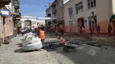 На вулиці Чорновола у Тернополі вже встановлюють бруківку (фото)