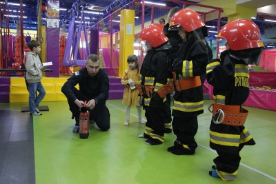 Приміряли форму та випробовували вогнегасник: у Тернополі рятувальники провели урок безпеки для дітей (фото)