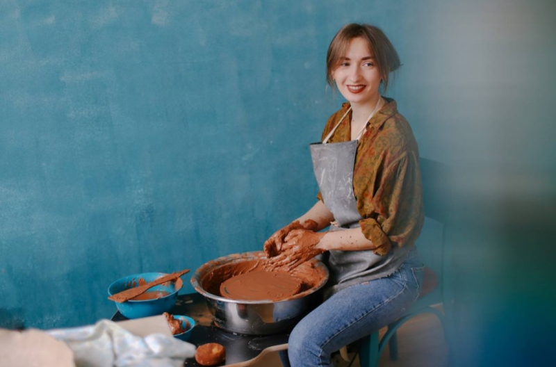 Тернополянка перетворює глину на посуд та аксесуари (фото)