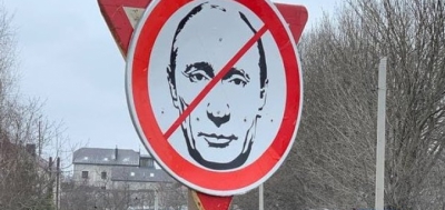На Тернопільщині встановлюють нові дорожні знаки з обличчям путіна і міткою “рух заборонено”