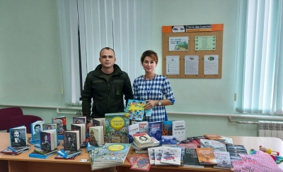 Тернопільські військові подарували книги школярам на Донеччині (фото)