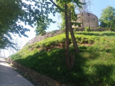 Могутній замок століттями видніє з височини над найстарішим містом Тернопільщини