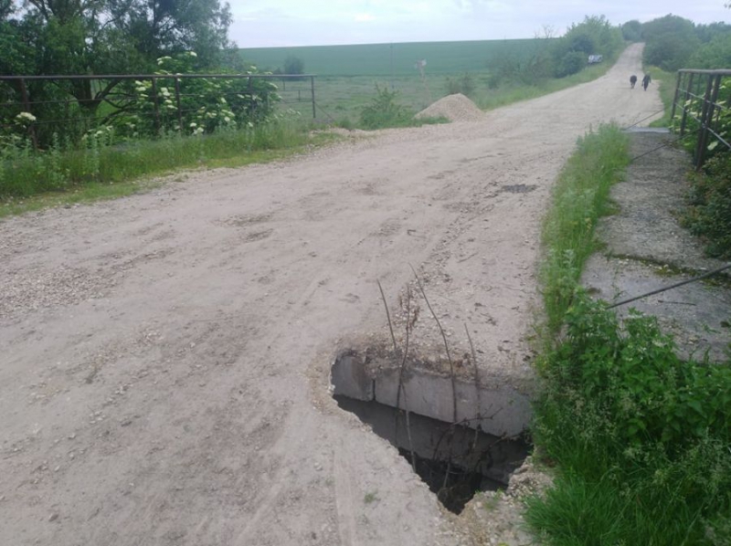Уже третій рік Михайло Головко наполягає на ремонті аварійного мосту у селі Мусорівці (документ)