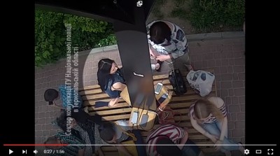 У Тернополі розшукують злодійку, яка поцупила телефон біля «сонячного дерева» (фото, відео)