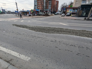У Тернополі з автомобіля - бетонозмішувача, який рухався дорогою міста, на ходу лився бетон