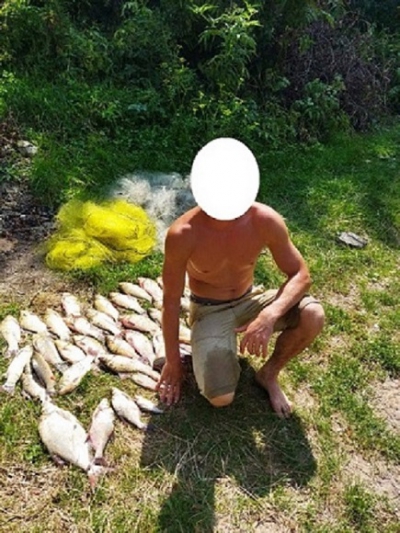 На Тернопільщині на гарячому спіймали чоловіка, який ловив рибу сітками