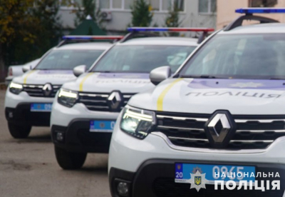 На Тернопільщині ключі від нових службових автомобілів отримали ще троє поліцейських офіцерів громади