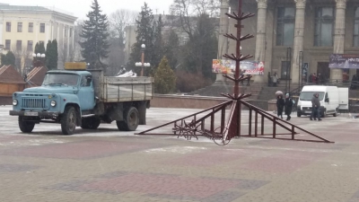 У центрі Тернополя встановлюють ковзанку та головну ялинку (фотофакт)