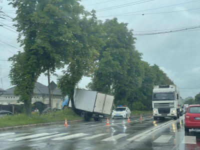 Під Тернополем вантажівка злетіла з дороги: її зупинили позашляховик і дерево (фото)