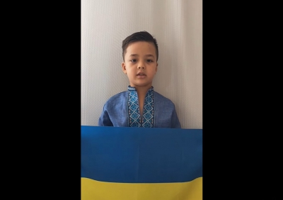 Син жительки Тернопільщини, яка мешкає в Китаї, зворушив мережу віршем (відео)