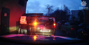 У Тернополі водій напідпитку перевозив свого малолітнього сина на передньому сидінні авто