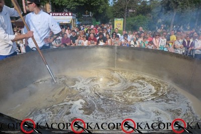 Аби скуштувати рекордного «Журика», гігантський казан на головній площі Тернополя «оточили» сотні містян (фоторепортаж)