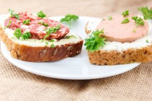 Тернополянам: як краще споживати бутерброд з ковбасою