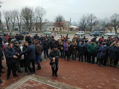 У Микулинцях із галасом почалася сесія селищної ради проти привезення на Тернопільщину евакуйованих із Китаю (фото)