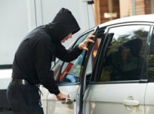 У Тернополі з салону автівки злодій поцупив сумку з документами та грошима