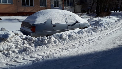 «Я постою тут до весни»: у Тернополі люди скаржаться на хаотично припарковані автомобілі