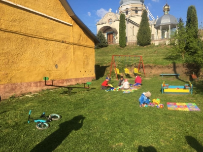 На Тернопільщині люди власноруч змайстрували дитячий майданчик (фото)