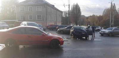 Біля Надставної церкви у Тернополі вчора зіткнулися дві автівки
