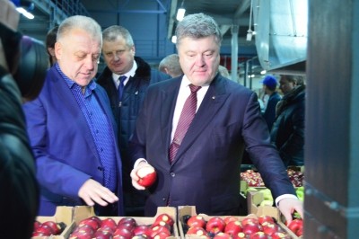Петро Порошенко запустив холодильний комплекс підприємства «Гадз» та посмакував яблуками з їх садів (фото)