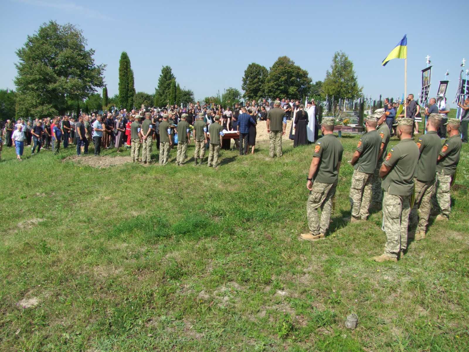 Громада Тернопільщини попрощалася з 32-річним воїном, який загинув у ДТП