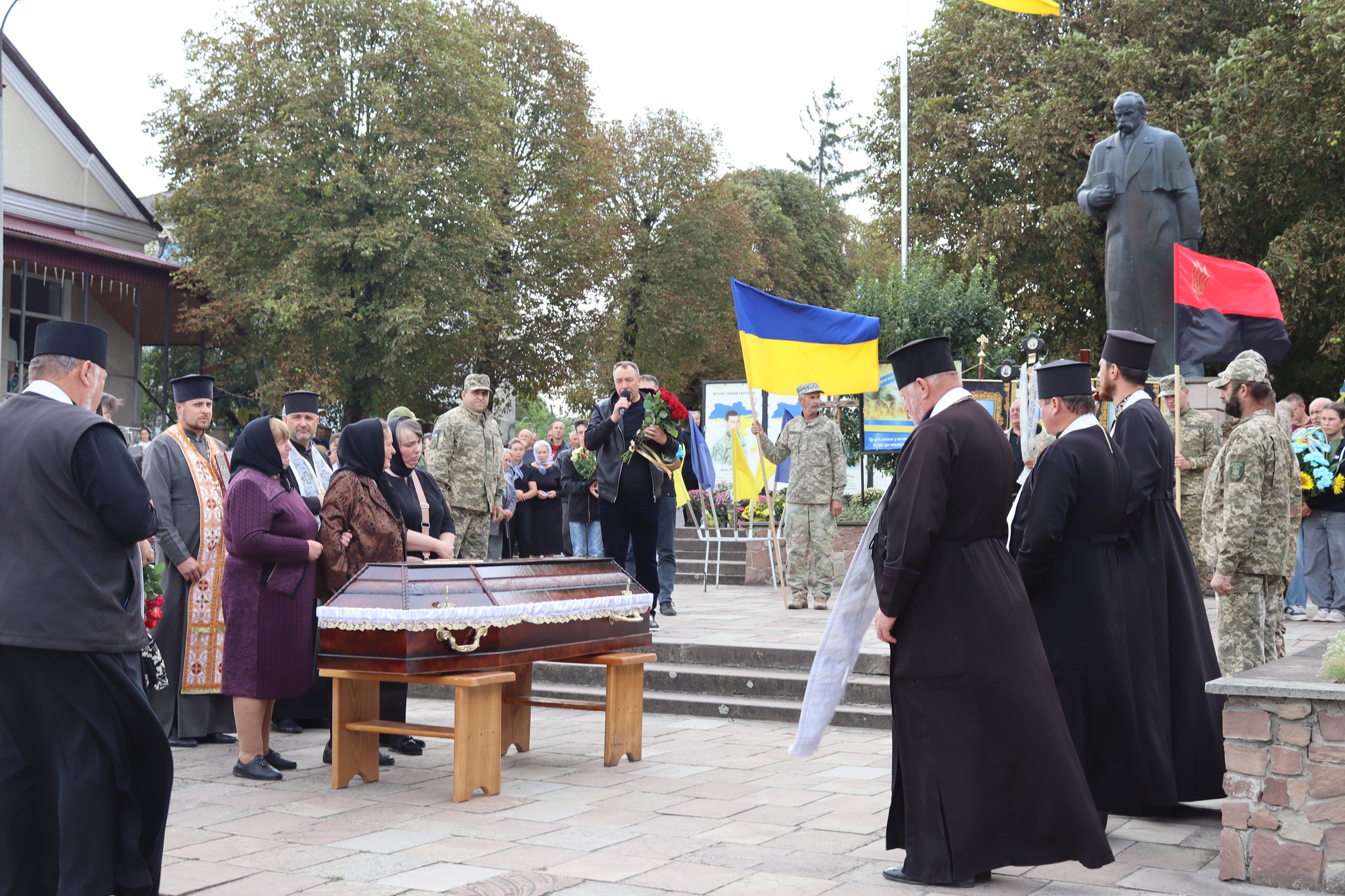 Громада Тернопільщини попрощалася з полеглим захисником Віталієм Болтиком