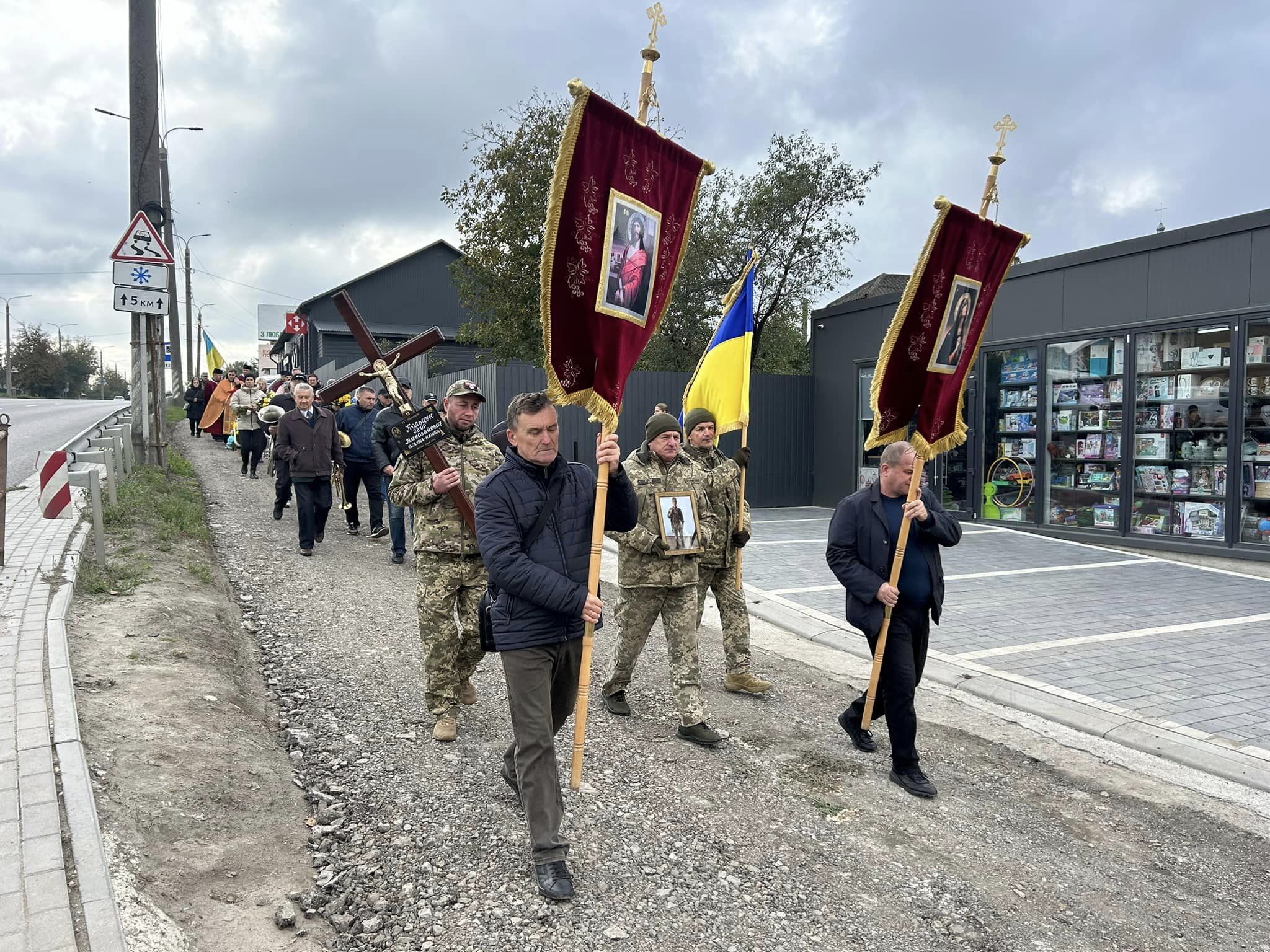 У громаді поблизу Тернополя попрощались з 56-річним військовослужбовцем Ігорем Кольцуном