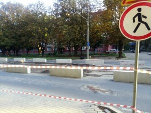 На проспекті Злуки у Тернополі встановлюють підвищений пішохідний перехід