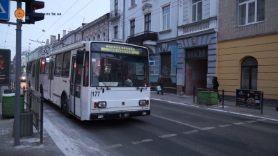 У Тернополі пенсіонерка отримала травми в тролейбусі