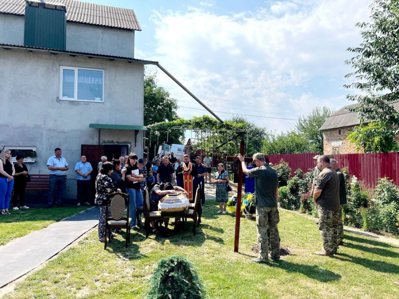 На Тернопільщині в останню дорогу провели полеглого воїна Миколу Гуменного