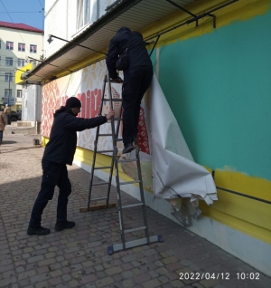 На трьох вулицях Тернополя з будівель демонтували рекламу