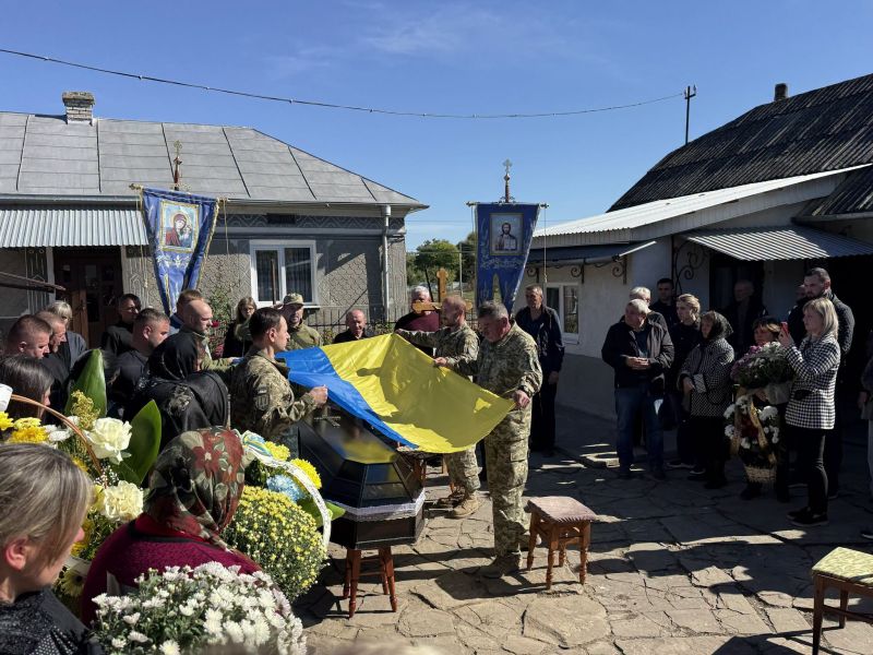 На Тернопільщині поховали захисника Андрія Мединського