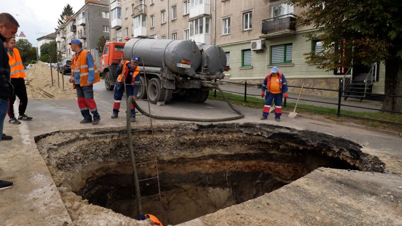 Аварія каналізаційного колектора на Руській: рух транспорту на даній ділянці міста ускладнений