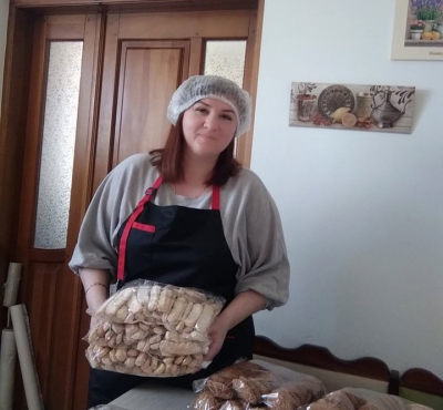 «Допомагаю тим, що вмію найкраще»: жителька Тернопільщини спекла майже 70 кілограмів печива для воїнів