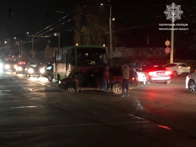 У Тернополі іномарка протаранила маршрутку