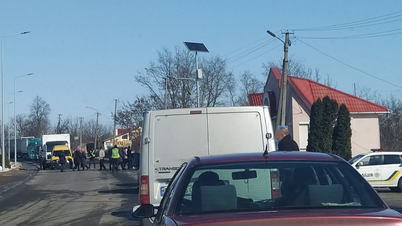 На Тернопільщині люди перекрили дорогу (фотофакт)