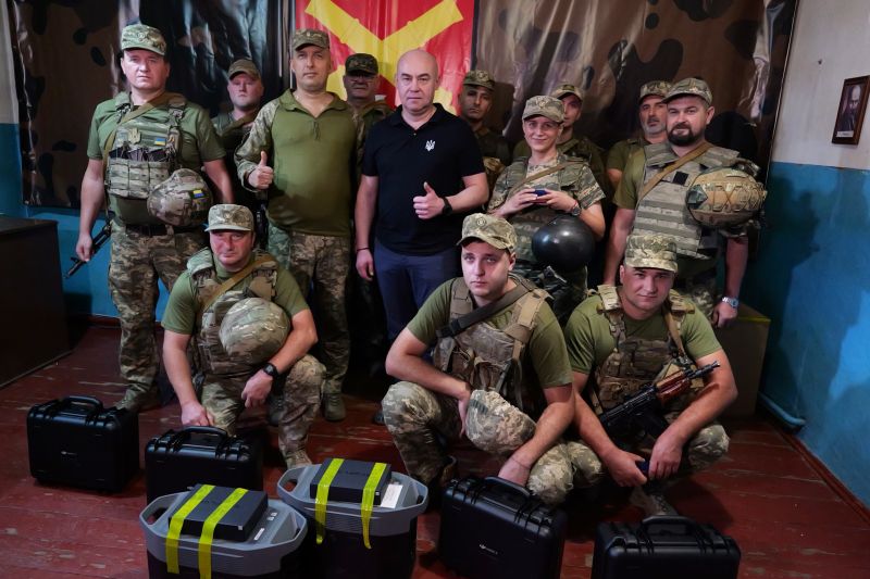 Сергій Надал на фронті передав воїнам 44-ї артилерійської бригади квадрокоптери та зарядні станції