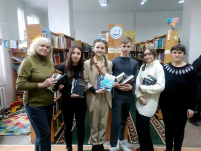 Тернопільські школярі передали книги для артилеристів