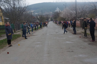 З квітами та на колінах жителі Тернопільщини зустріли тіло загиблого бійця