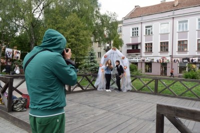 У центрі Тернополі фотографуються рідні (фотофакт)