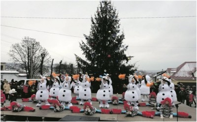 У Вишнівці урочисто засяяла святковими вогнями головна ялинка (фото, відео)