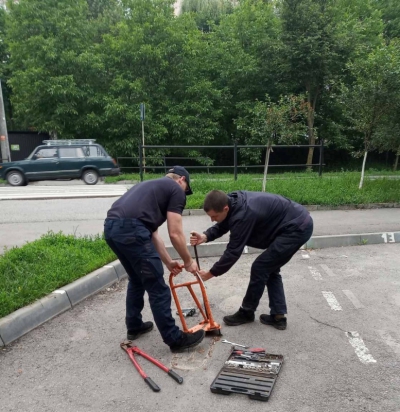 У Тернополі на вул. Симоненка демонтували паркувальний бар&#039;єр